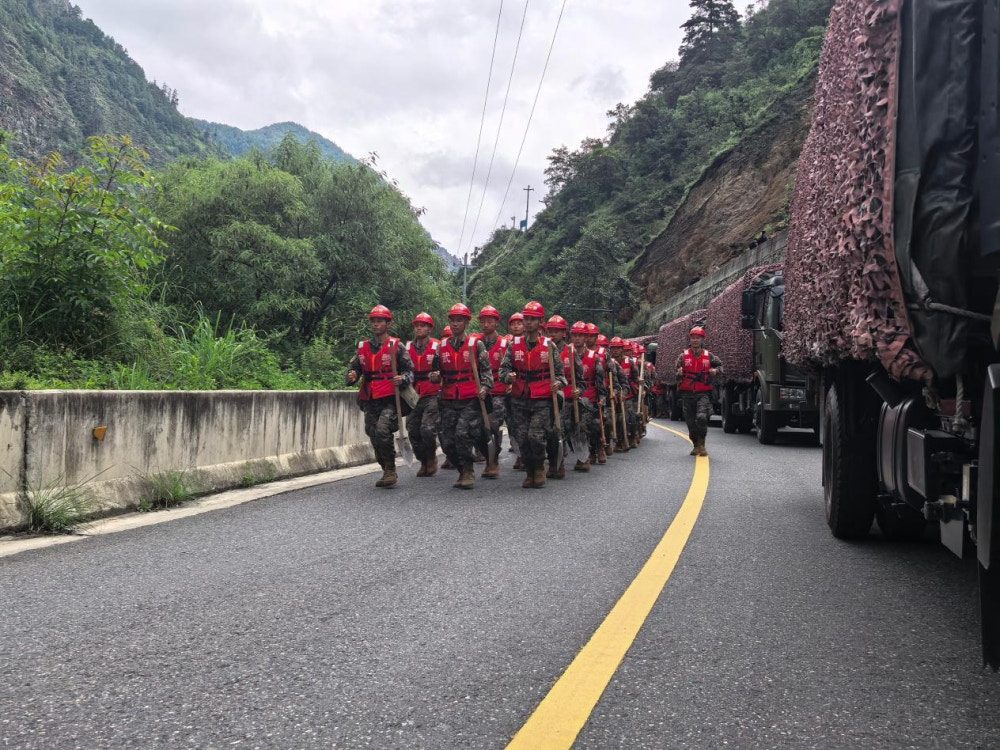 2026年8月26日，尼泊爾接壤中國邊境發生泥石流，位於西藏一側的日喀則市吉隆縣遭波及。圖為武警西藏總隊日喀則支隊應急救援兵力，趕赴現場展開救援。（網上圖片）