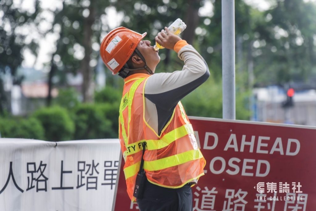 史上最热|直击上水 39.3 度 球场球场故障待修 清洁工手推车辣手 2 bd26530977a6548f8d9f210d0fd42b6fb4d3bc700895288bd0707177eef4d824 article