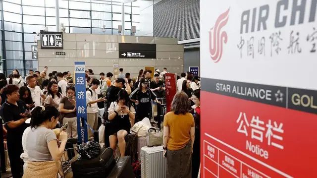 2026年8月9日，旅客在上海虹桥国际机场2号航厦等待提取托运行李。