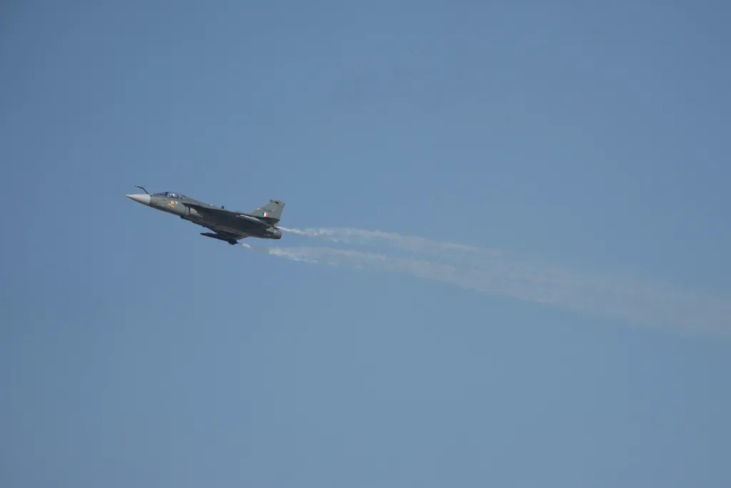 一架準備在杜拜航空展進行表演的印度光輝戰機。（美聯社）