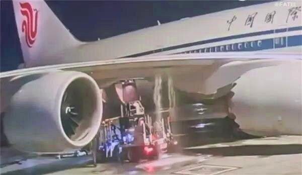 中國國際航空客機日前在紐約甘迺迪國際機場，因加油車司機未拔除油管逕自開走車輛，導致機翼加油口遭扯斷並引發燃油洩漏。圖／取材自新黃河