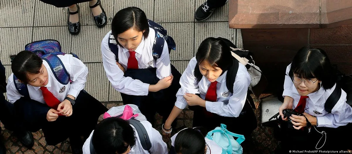 2017年法兰克福市内，一群身着校服的中国中学生