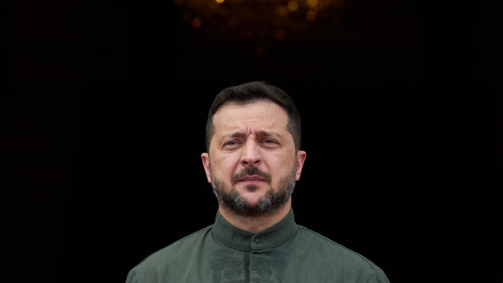 Le président ukrainien Volodymyr Zelensky arrive pour accueillir les dirigeants lors d'un sommet réunissant l'Ukraine et les pays nordiques et baltes à Kiev, le 23 août 2026.