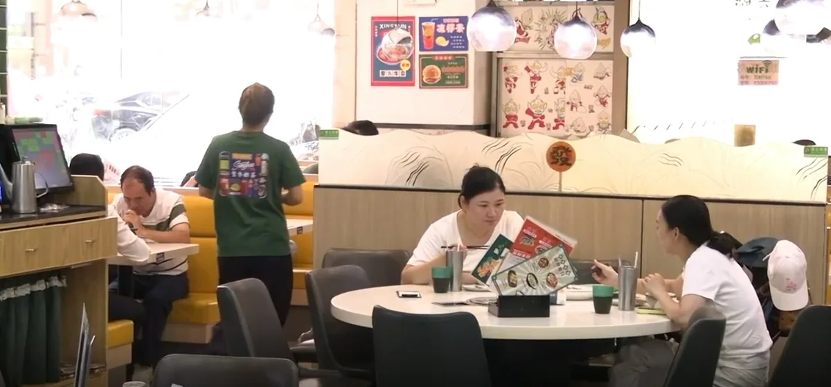 萬利港式茶餐廳坐滿顧客。（王海圖 攝）