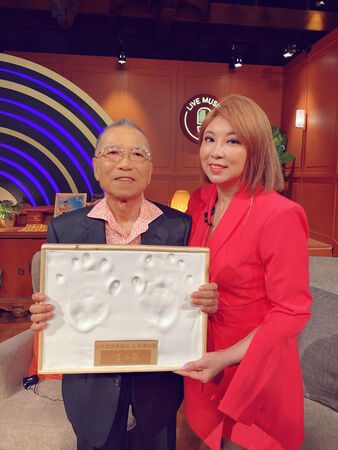 曾叫卖〈土窑鸡〉红遍全台!陈思安爆惊人家族病史 父2度心肌梗死险丧命 2 ▲▼ 陳思安以〈土窯雞〉招牌叫賣聲走入人心,她也在《聚焦2.0》現場展示經典廣告詞。(圖/年代提供)