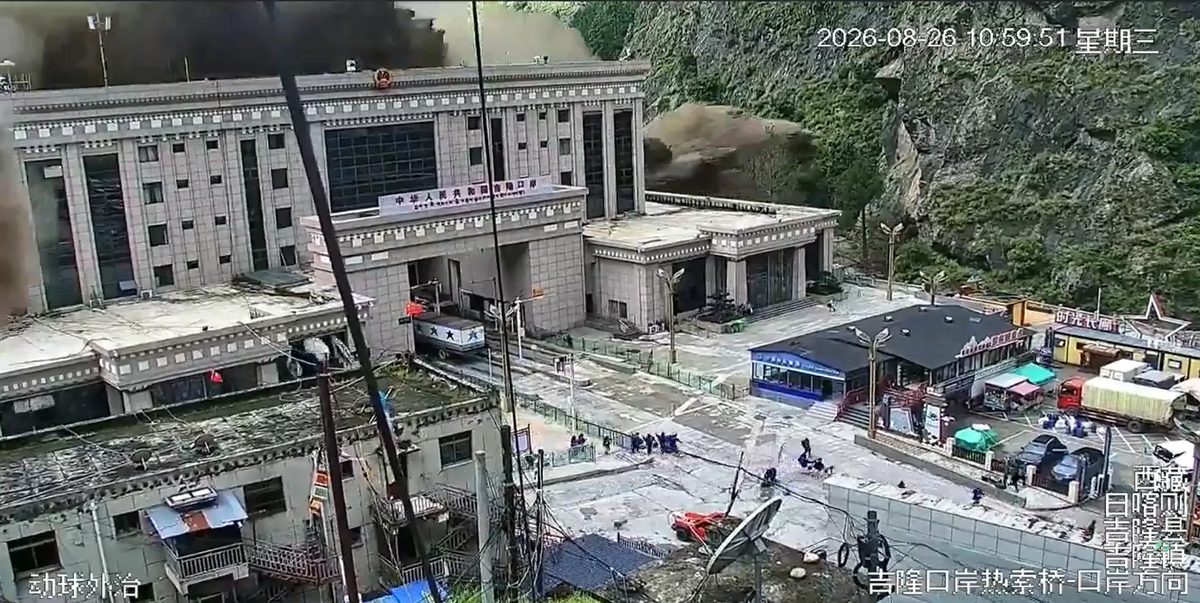 地震引发雪崩酿成毁灭洪灾!中国尼泊尔边境多处被吞没,至少18死、近400人失踪 5 中國西藏邊境地區監視鏡頭拍下的洪災瞬間畫面,龐大洪流混雜泥漿吞沒城鎮街道。(翻攝自社群影片)
