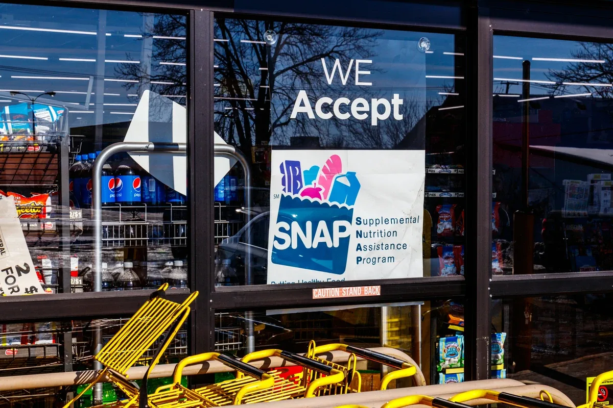 资料照片:杂货店外欢迎食物券(SNAP)使用者的标志。