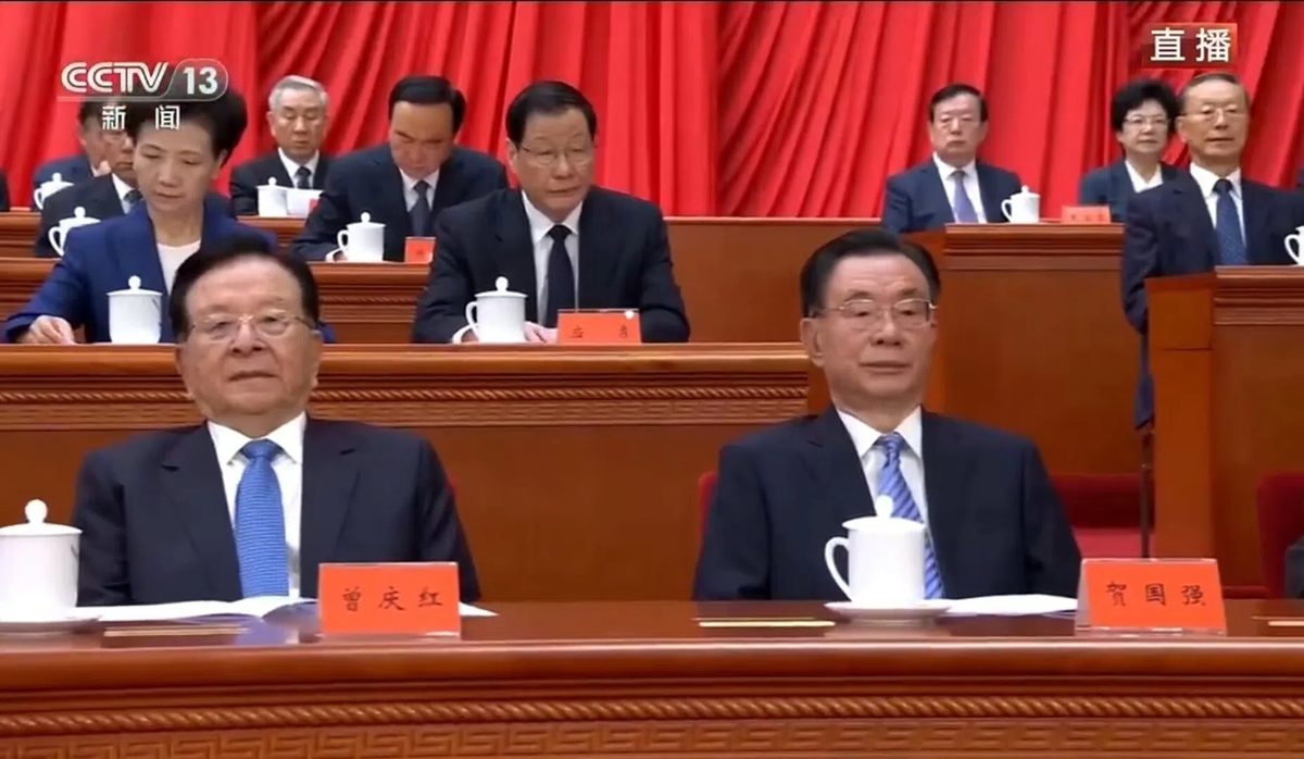 星期一上午，多名中共退休领导人在北京人民大会堂出席纪念江泽民诞辰100周年大会，据央视新闻画面，出席大会的中共元老包括中国前国家副主席曾庆红（前排左）、中共中央纪委前书记贺国强（前排右）。（央视直播视频截图）
