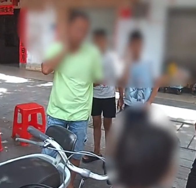 歷時一小時，警員終於找到小妹妹父母。（平安湛江）
