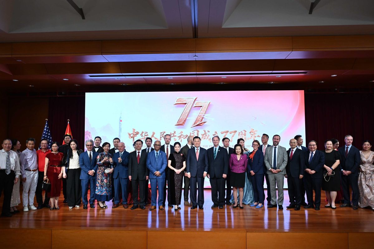 中国驻美大使谢锋:两国元首年底前有望在深圳、迈阿密两度会面 1 中国驻美国大使馆国庆77周年招待会的来宾合影