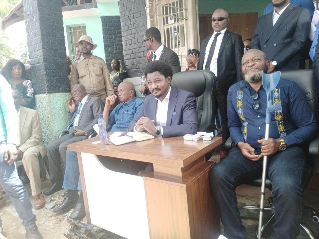 Le ministre de la Justice de la RDC, Constant Mutamba (au centre), entouré de membres du comité de gestion de Frivao, le 30 juillet 2024 à Kisangani.