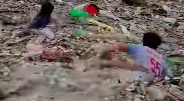 喜马拉雅冰崩致泥石流 中尼近3000人失踪仅7分钟逃生 3 連接尼泊爾與西藏的波特科西河(Bhote Koshi River)8月26日發生泥石流後,社交媒體瘋傳一段影片,多名災民在洪水中游泳,徒手打撈液化石油氣(LPG)燃氣罐,引發兩極反應。(影片截圖)