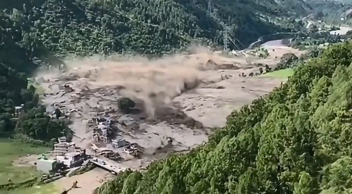 尼泊尔泥石流逾800死亡 时间轴曝光 3个月前曾向中国求预警资讯 5 尼泊爾與中國西藏邊境8月26日發生造成大量傷亡的泥石流,在尼泊爾一側,多條村莊遭沖毀,房屋受破壞,影片顯示事發時洪水快速湧向村莊,把當地村莊淹沒。(X@ratanji)