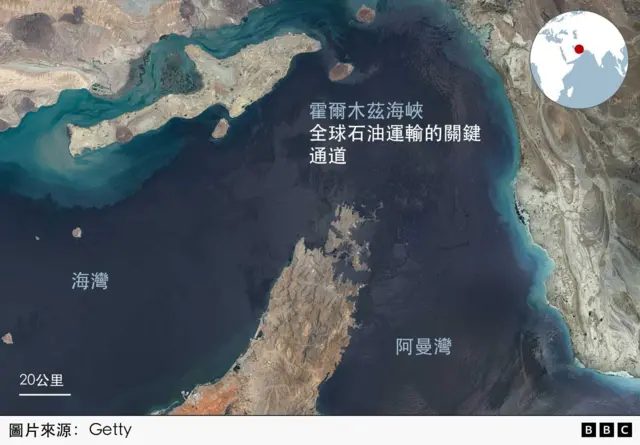 海湾地区、霍尔木兹海峡（Strait of Hormuz）及阿曼湾（Gulf of Oman）地图，角落附有显示该地区在全球位置的示意图，并以红点标示其位置。