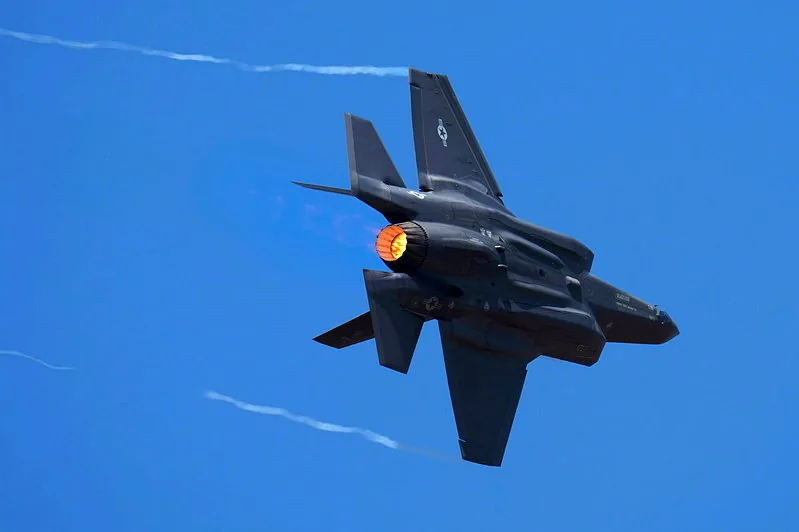 F-35战机在航展飞行