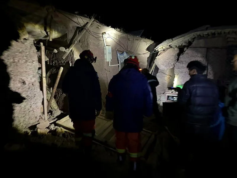 西藏那曲7级地震致16人遇难54人受伤 入夜气温低于零度救援困难 2 西藏那曲市巴青縣7.0級地震已造成16人遇難,索縣消防救援大隊23日到達巴青縣崗切鄉納貢村,搶險搜救。新華社