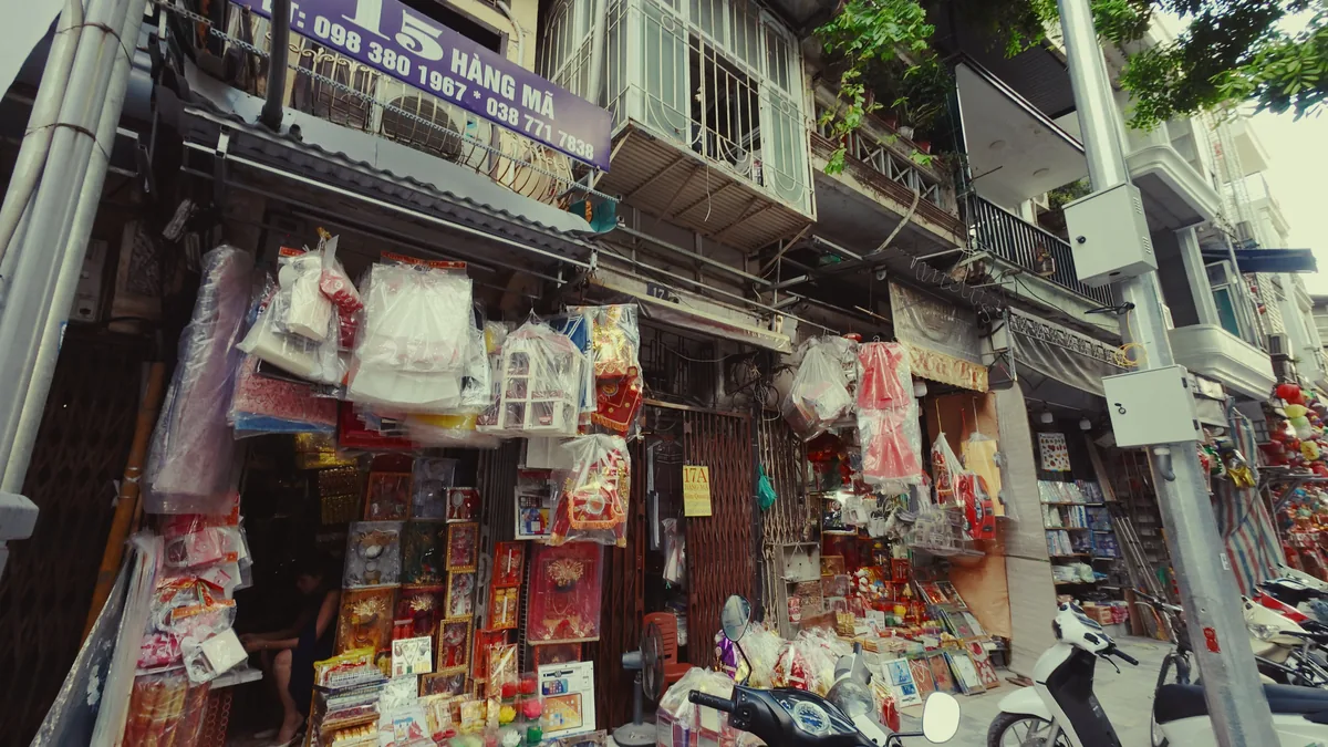 纸扎街的老店仍售卖祭祖用品，年轻人则前来购买节日布置和拍照道具。（萧寺明摄）