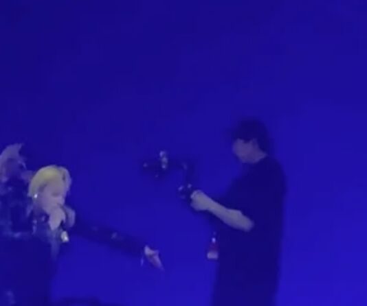 怕摄影师摔下2公尺舞台!GD「秒伸手救人」暖举曝 妻子谢:救了我老公 2 ▲▼怕攝影師摔下2公尺舞台!GD「秒伸手救人」。(圖/翻攝自IG、韓網)