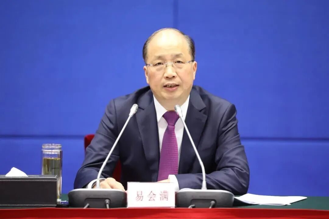 中国证监会原主席易会满被控受贿,将在青岛受审 1 c0c6ba0025bf99032d2f30e17b43a0f6b347100b2e3f5fba6b4a79fd9be3d036 article