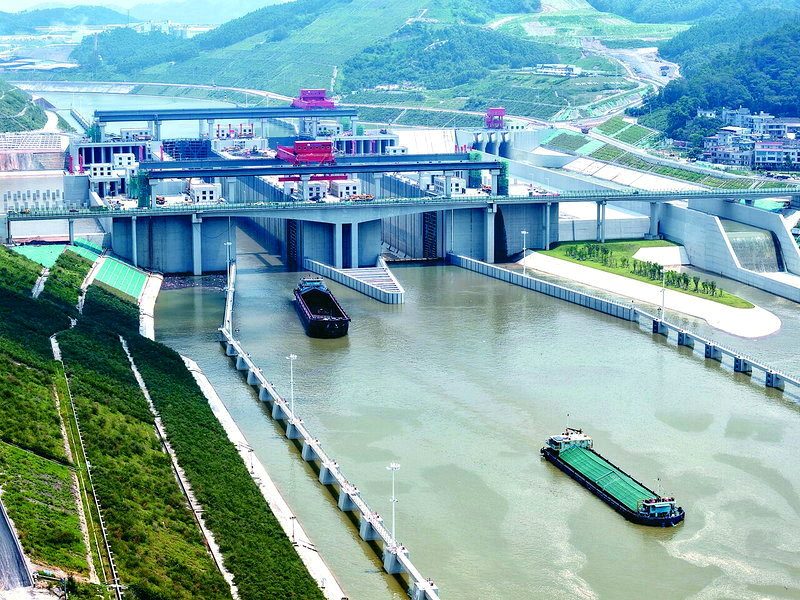 平陸運河於16日正式通航。圖為8月間試驗船舶駛出平陸運河馬道樞紐船閘。(新華社)