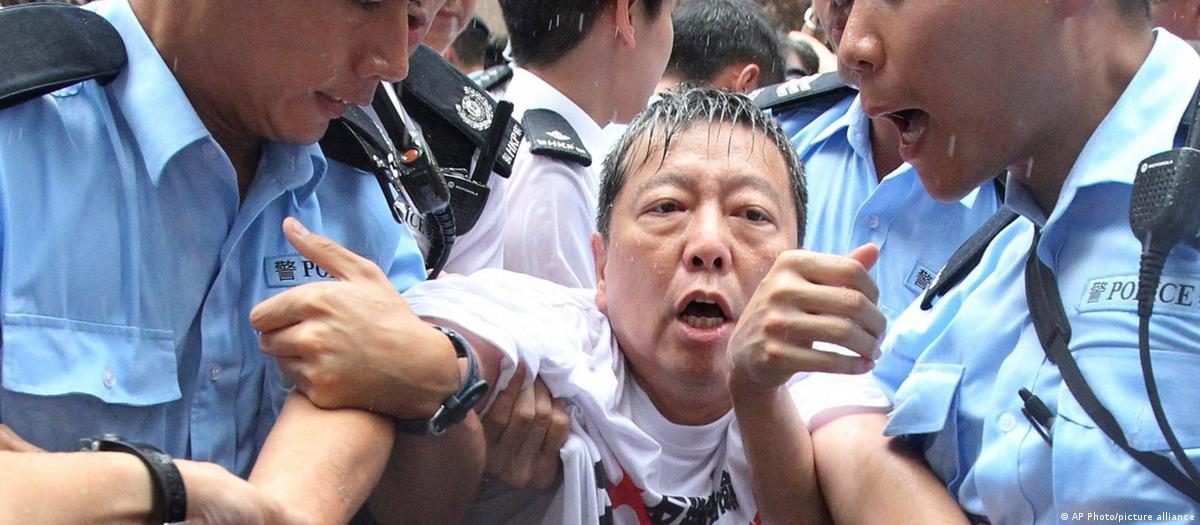 香港支联会案 李卓人、邹幸彤“煽颠”罪成 2 (资料画面)图为李卓人2010年因展示6.4公尺“民主女神像”遭警方逮捕