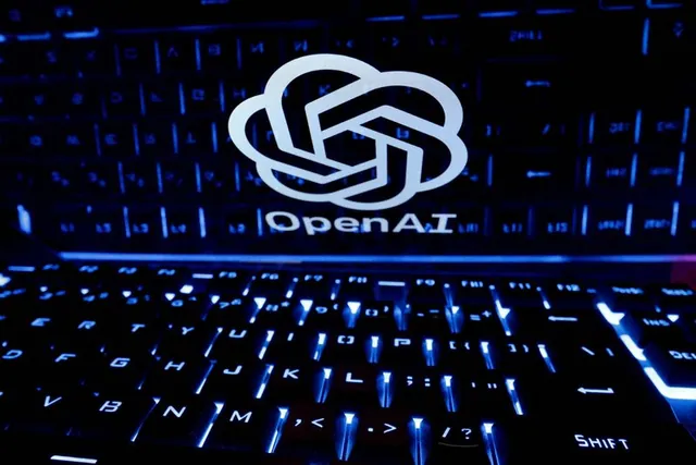 键盘上方屏幕显示的OpenAI标志