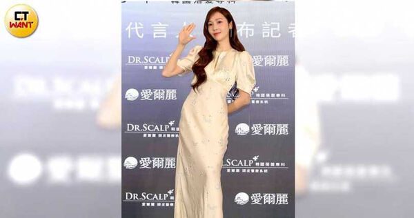 无惧18间诊所偷拍案!许维恩传接下新代言 老公陪同现身爱尔丽 5 無懼偷拍案1/許維恩傳接下新代言 老公女兒陪同現身愛爾麗