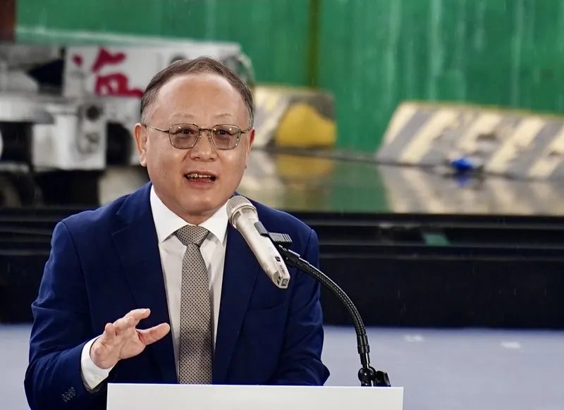 史哲：待新車上線　將檢討高鐵20年未調票價 台灣高鐵董事長史哲（圖）15日表示，先前曾說過，待新車導入成功、乘車品質改善，將開始檢討34組舊車汰舊換新，因此在2027年7月新車上線後，確實將針對20年未調整票價進行檢討。中央社記者董俊志攝115年8月15日