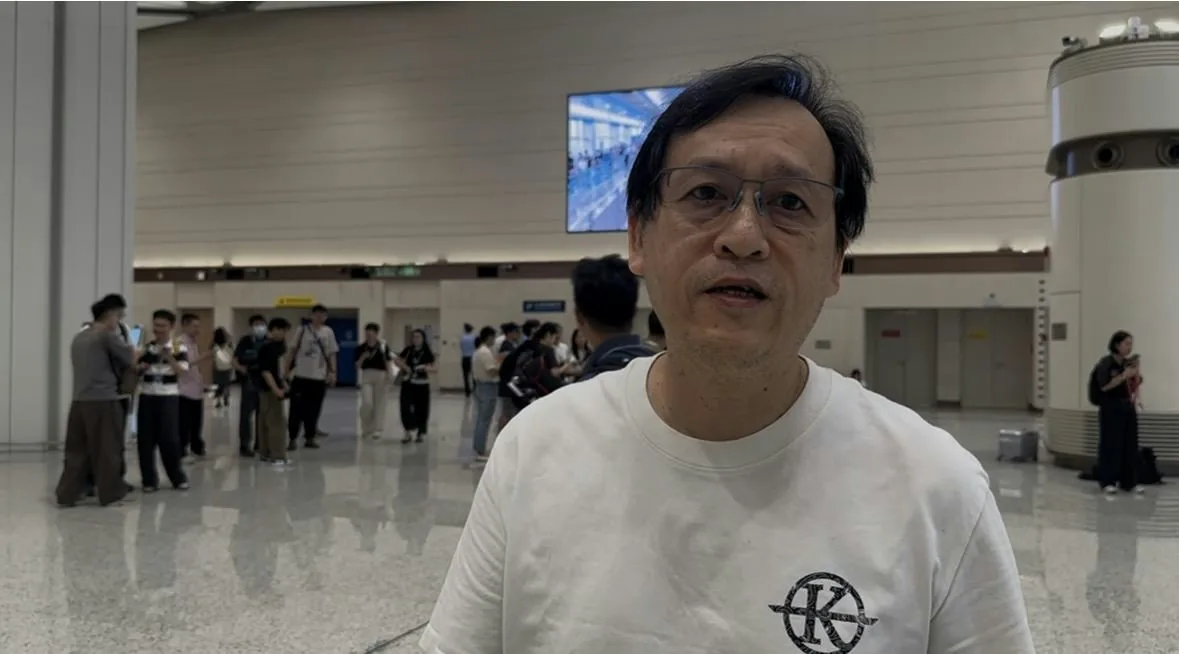 新皇岗口岸直击|港人大赞过关「快靓正」 中六生:以为系商场 6 香港市民溫先生。(許靖雯攝)