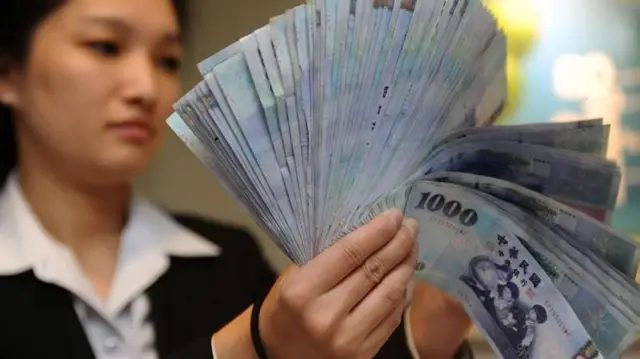 数台湾现金的女子