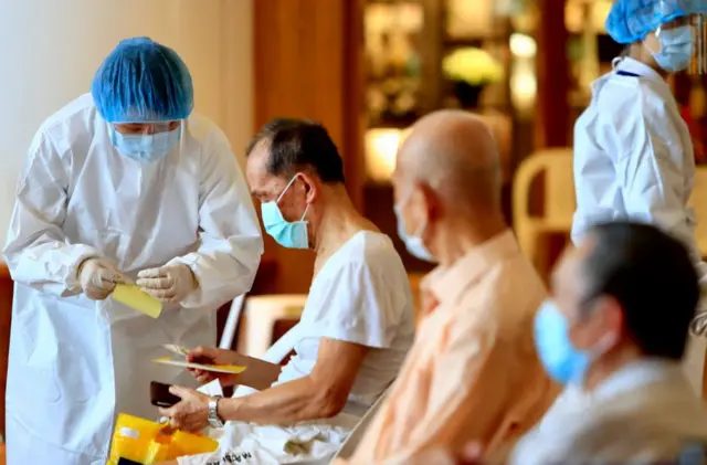 一群台湾长者正在医院接种疫苗。