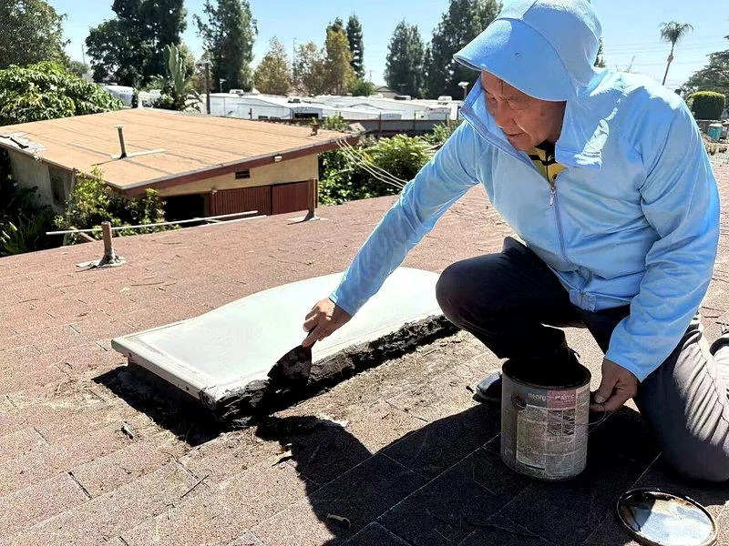 防超级圣婴来袭 华人提前修树、备沙包、清理屋顶 1 邱啟宜從Home Depot買來修補屋頂的材料,修補破損部分,避免大雨來了屋頂漏...