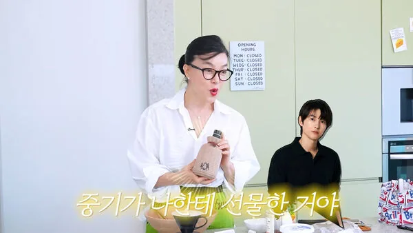 ▲▼▲▼ 宋仲基遭傳二度離婚！甜蜜近況曝光　「夫妻義大利榨油」兩娃現身。（圖／翻攝自崔華貞YouTube）