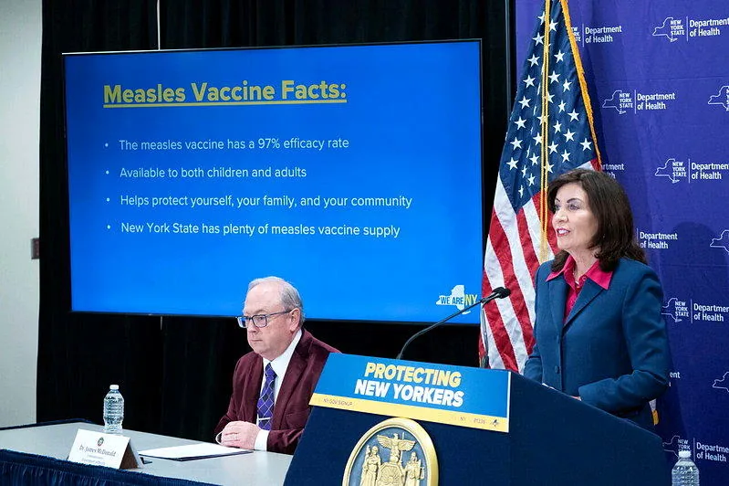 麻疹增至108例 纽约州宣布进入灾难紧急状态 1 紐約州麻疹(measles)病例增加,州長霍楚(Kathy Hochul)呼籲民...