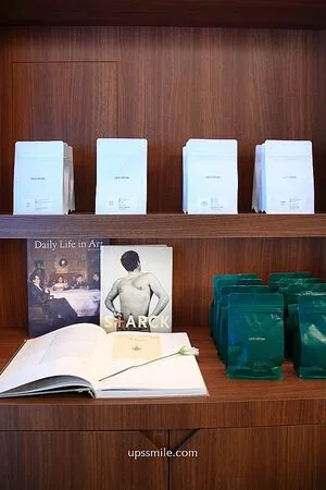 ▲▼Caffè Fortuna走木質調風格，也是寵物友善咖啡廳。（圖／《UPSSMILE向上的微笑萍子》授權提供）