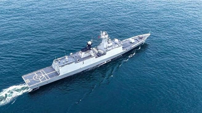 寧德艦最新訓練畫面曝光共軍東部戰區強化海軍編隊協同與應急處置。圖為寧德艦海上航行。（大陸央視）