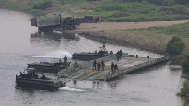 美军士兵于2026年8月20日在韩国坡州临津江进行渡河演习