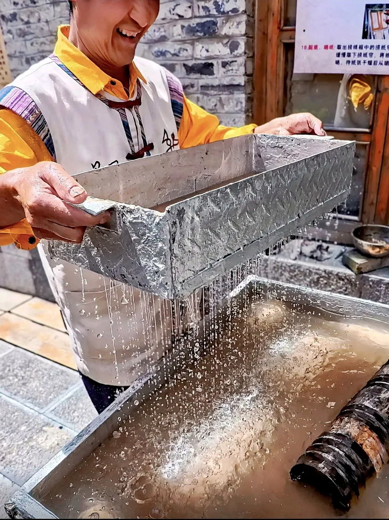 雲南省玉龍納西族自治縣玉湖村的東巴紙製作吸引不少遊客 。（取材自小紅書）