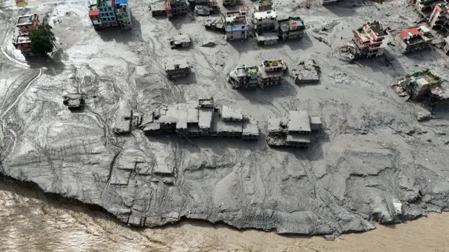 无人机拍摄画面显示，2026年8月27日，尼泊尔努瓦阔特地区特里苏利遭受毁灭性洪灾后，建筑物和财产被泥泞覆盖。