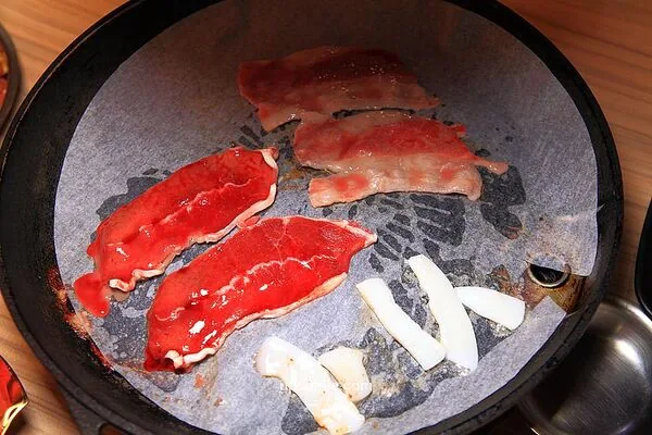 ▲▼豬先生韓式燒肉鍋物吃到飽的環境與餐點。（圖／《UPSSMILE向上的微笑萍子》授權提供）