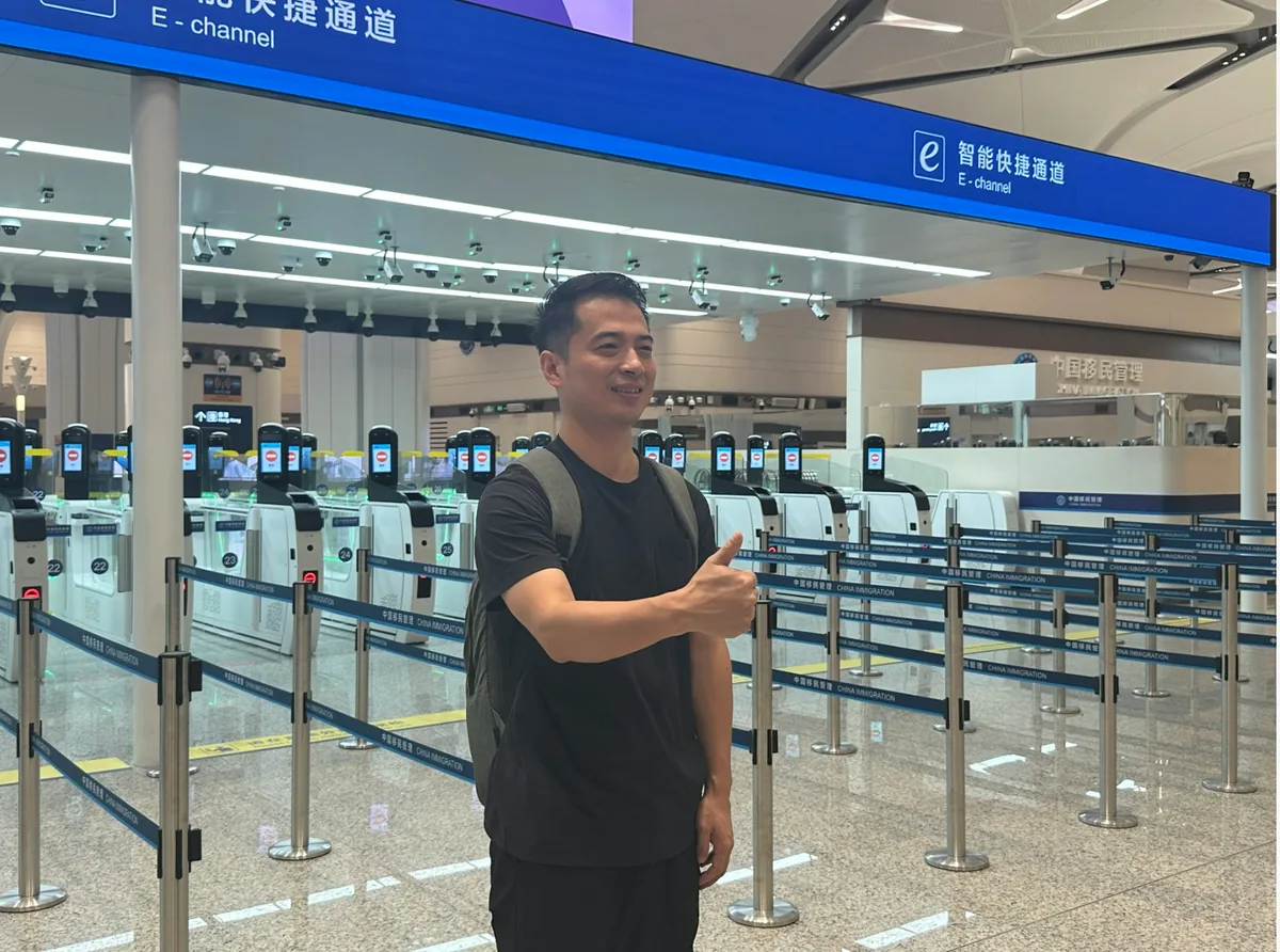第一位從深圳過關到香港的旅客陳先生受訪稱，因為今日是皇崗口岸開通的第一天，自己住在皇崗口岸附近很早就抵達，想來打卡體驗，非常榮幸成爲首位出境的旅客。（許靖雯攝）