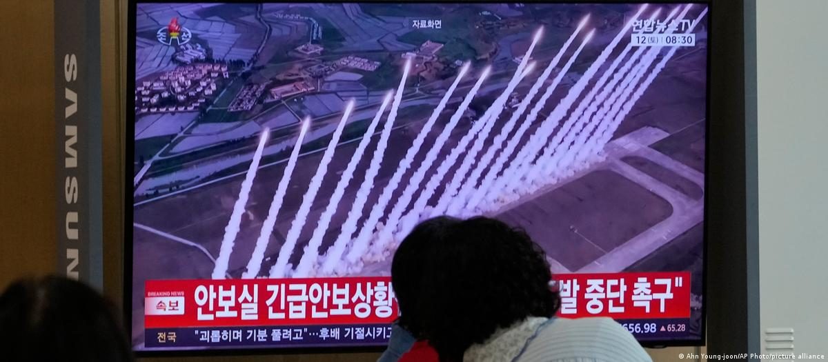 突破美韩防空?朝鲜罕见实施海陆空联合实弹演练 1 2026年9月12日星期六,韩国首尔火车站,电视新闻节目画面显示了一张朝鲜导弹发射的资料照片。