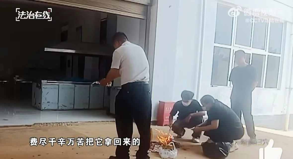央视揭缅北明家电诈集团虐杀16人 浙江警方跨国仅寻回5尸1骨灰 2 浙江省溫州市民警表示,16條人命,但是只有5具屍體跟1份骨灰。(央視新聞)