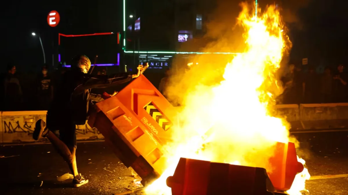 抗议林火应对不力 印尼多城爆发学生和民间团体示威 2 印尼雅加达示威者点抗议总统普拉博沃应对林火不力。(图:路透社/Ajeng Dinar Ulfiana)