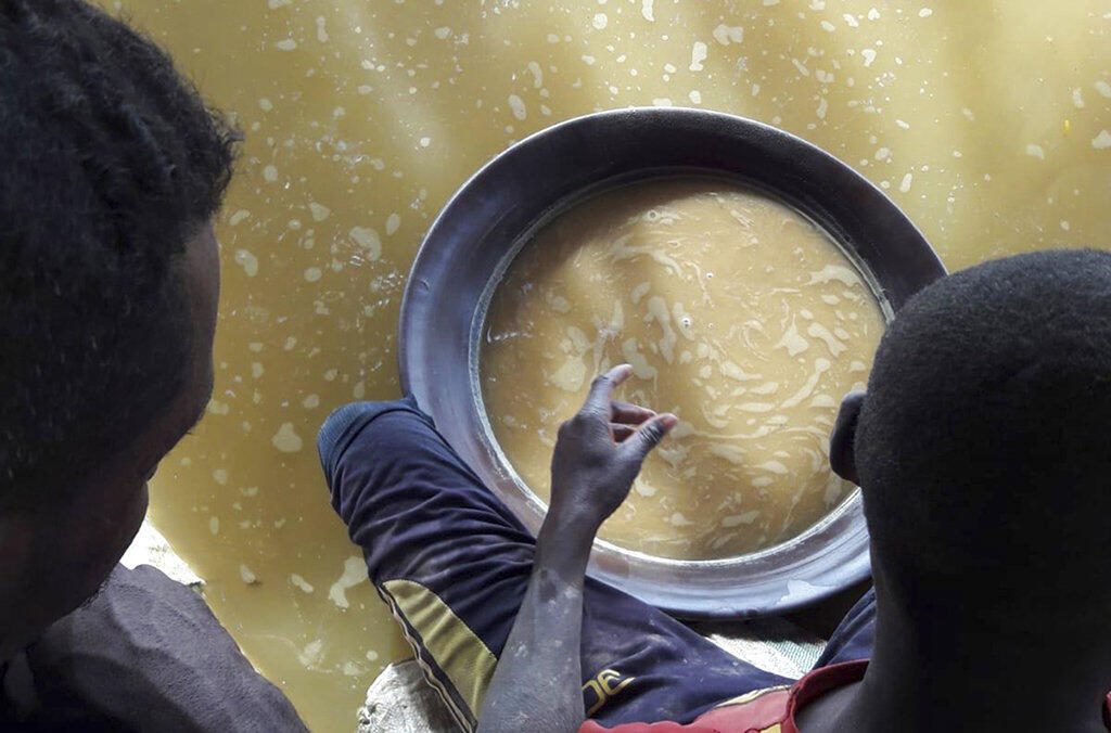 Image d'archive / Afrique : la Suisse emboîte le pas à l'UE en sanctionnant l'or soudanais. Ici, cette photo prise le 31 août 2018 au Soudan et fournie par Interpol le 10 septembre 2018 montre une mine d'or où des enfants utilisent des produits chimiques comme le mercure et le cyanure, près de Khartoum et de l'aéroport international de la ville. (illustration)