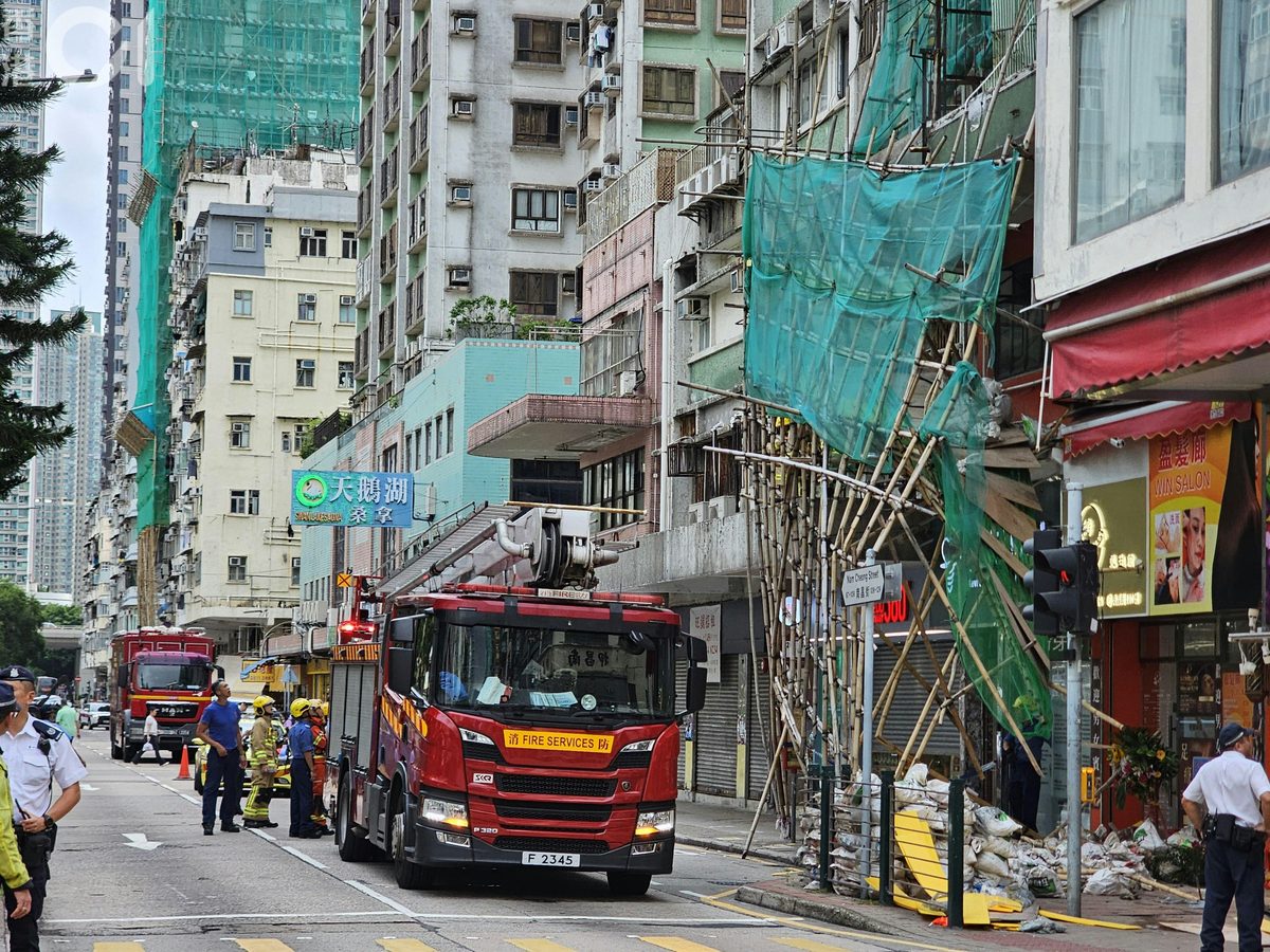 深水埗汝州街南昌街交界塌棚架 一名男子被困 获救清醒送院 4 深水埗有大廈外牆棚架塌下,壓住一名男子。男事主由救援人員救出,清醒送院。(梁偉權攝)