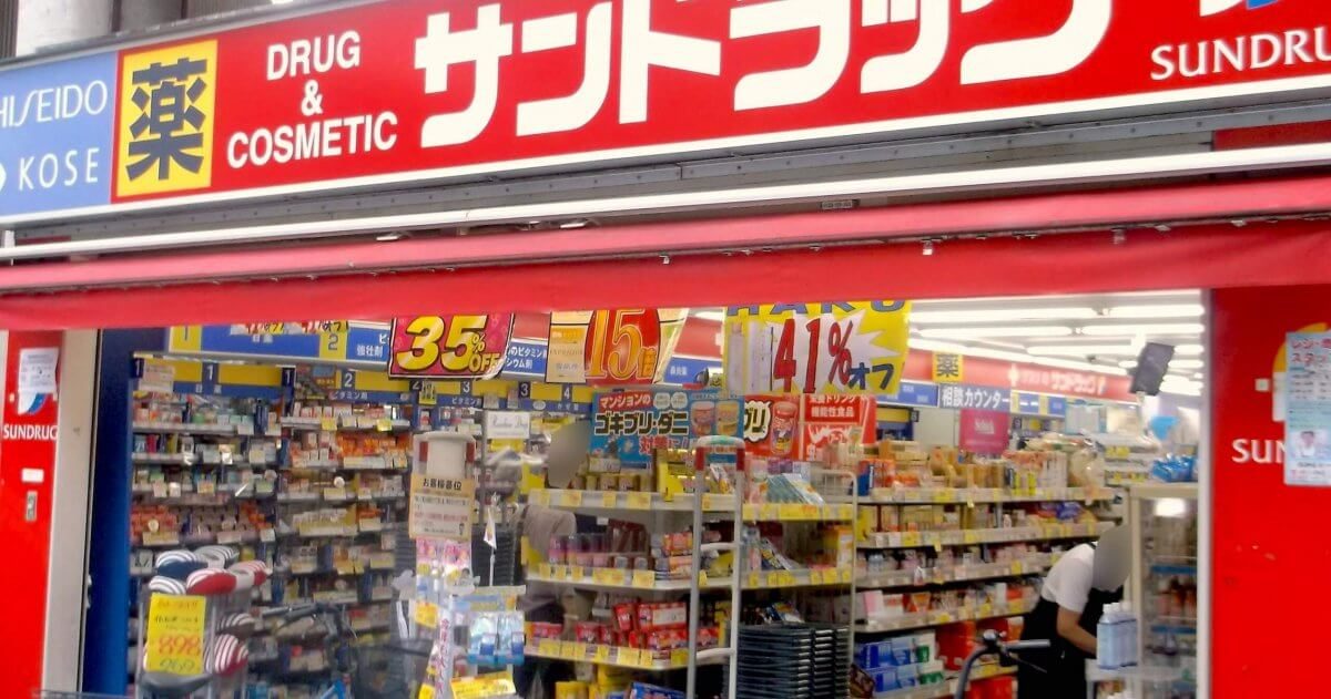 日本感冒药藏2大风险成分 混吃普拿疼恐爆发性肝炎 1 遊客在日本藥妝店購買大正百保能、新露露等綜合感冒藥,需特別注意成分標示與過量風險。