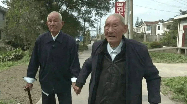 扬州百岁兄弟耳聪目明 每天烟酒爱吃肉 长寿秘诀9个字 1 分別104歲與101歲高齡的王良國(左)與王良富(右)兄弟。(取材自現代快報)