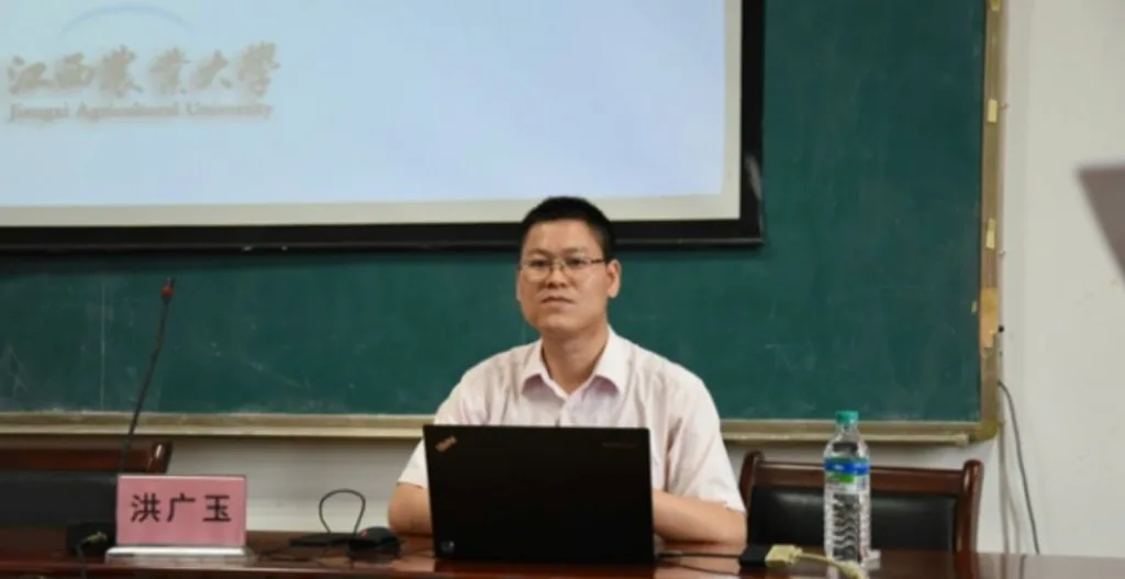 洪广玉在讲座上,桌前放着写有他名字的名牌