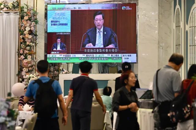 香港特首李家超在首份五年计划，提出带头推动“以人民币支付政府开支”，引起外界关注。
